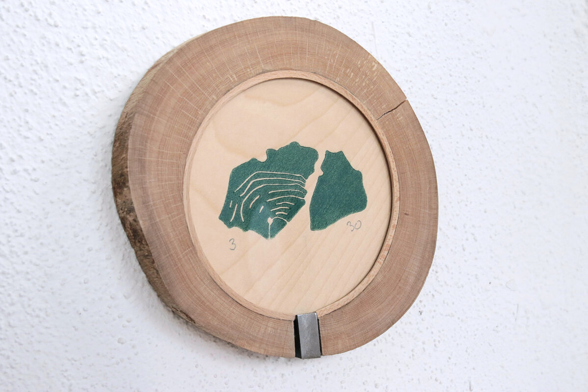 1128 {pré-à-vi}, (détail) installation de modules, bois de hêtre, linogravures sur feuilles de bois, verre, métal, 16cm de diamètre en moyenne, 2025